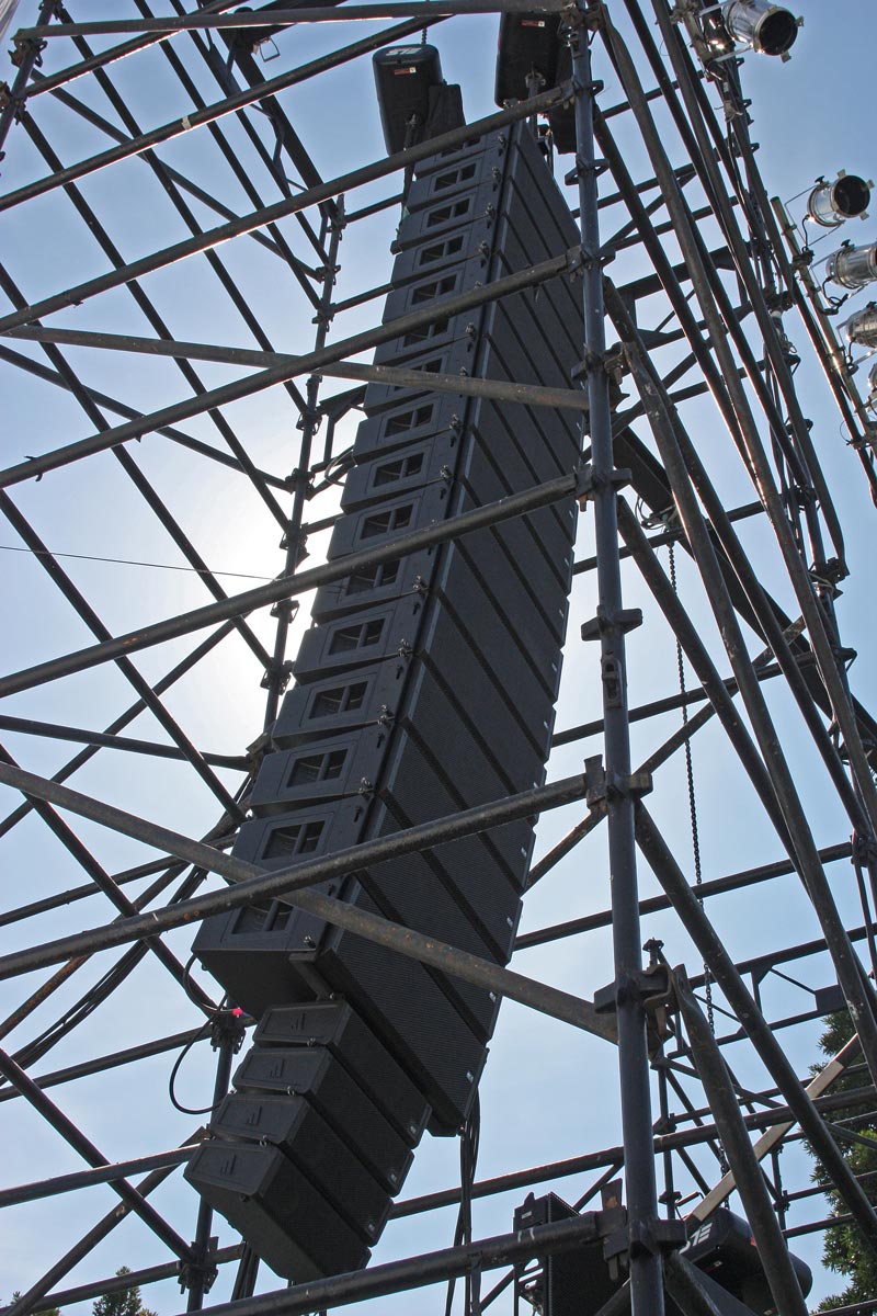 Each side utilized 16x element al-8 arrays with down fill coverage provided by 4x al-4 elements integrated into the array utilizing VUE's unique transition bar