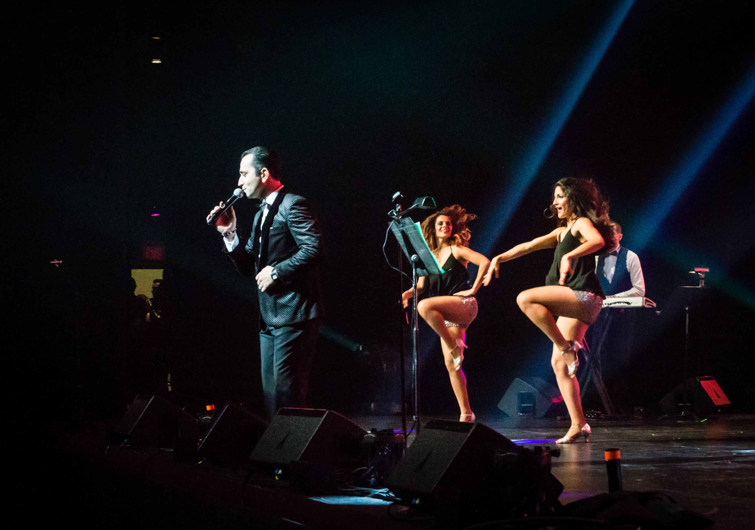 Harout with VUE Monitors & Dancers