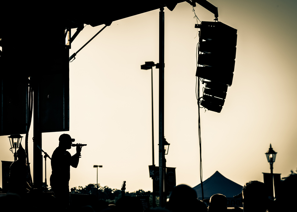Tyler-Farr-@-Grand-Ole-Opry-Stage-VUE-Audio-Technik-speakers-at-Grand-Ole-Opry-Plaza-Stage-@-CMA-Week-6-2015_14